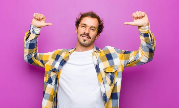 Giovane Uomo Bello Sentirsi Orgoglioso Arrogante Fiducioso Guardando Soddisfatto Successo — Foto Stock