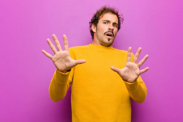 Joven Guapo Sintiéndose Aterrorizado Retrocediendo Gritando Horror Pánico Reaccionando Una — Foto de Stock