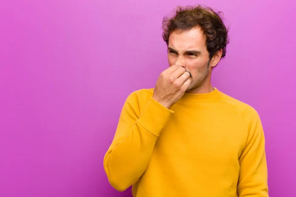 Jonge Knappe Man Voelt Zich Walgelijk Houdt Neus Voorkomen Dat — Stockfoto