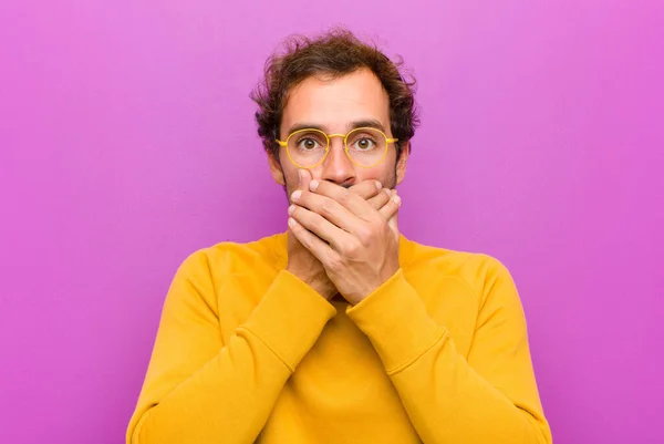 Ung Stilig Man Täcker Munnen Med Händer Med Chockad Förvånad — Stockfoto