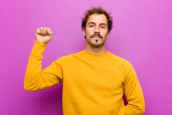 Joven Guapo Sintiéndose Serio Fuerte Rebelde Levantando Puño Protestando Luchando —  Fotos de Stock