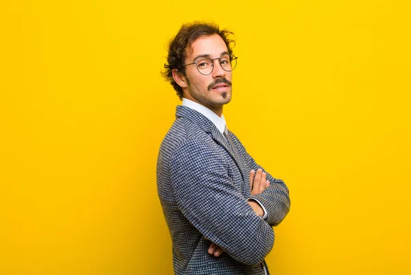 Joven Hombre Guapo Sonriendo Cámara Con Los Brazos Cruzados Una — Foto de Stock