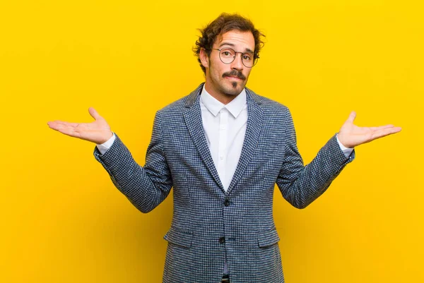 Junger Gutaussehender Mann Der Sich Verwirrt Und Verwirrt Fühlt Zweifelt — Stockfoto