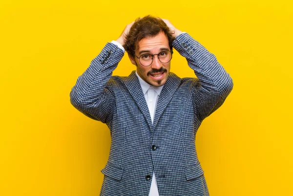 Junger Gutaussehender Mann Der Sich Gestresst Besorgt Ängstlich Oder Verängstigt — Stockfoto