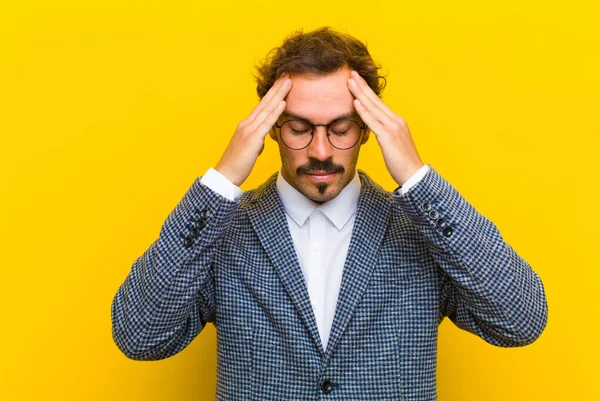 Junger Gutaussehender Mann Der Konzentriert Nachdenklich Und Inspiriert Wirkt Brainstorming — Stockfoto