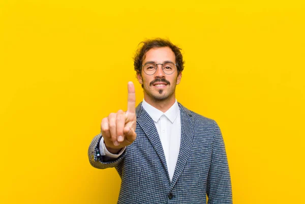 Jeune Bel Homme Souriant Regardant Amical Montrant Numéro Premier Avec — Photo