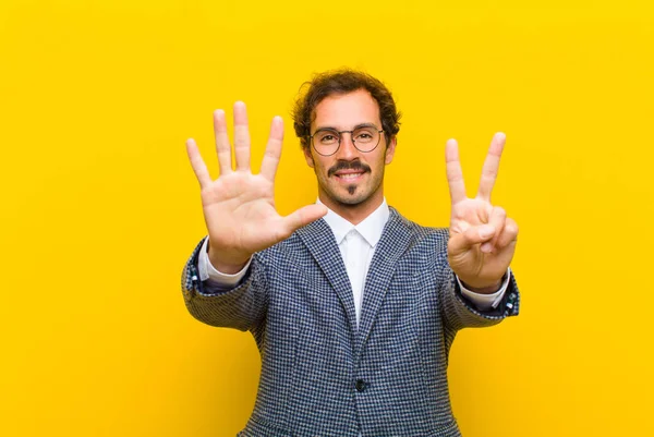 Jovem Bonito Homem Sorrindo Olhando Amigável Mostrando Número Sete Sétimo — Fotografia de Stock