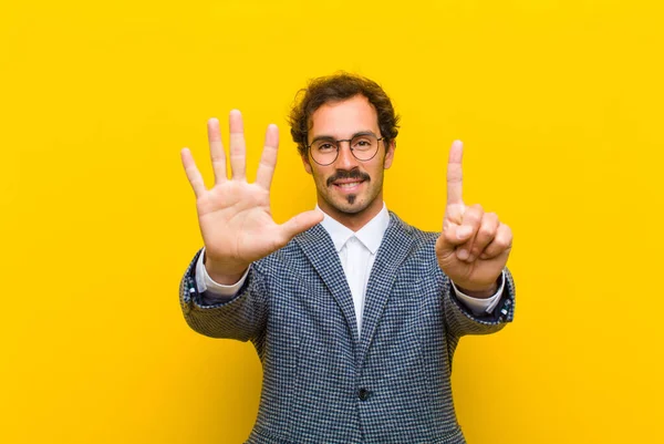 Jovem Bonito Homem Sorrindo Olhando Amigável Mostrando Número Seis Sexto — Fotografia de Stock