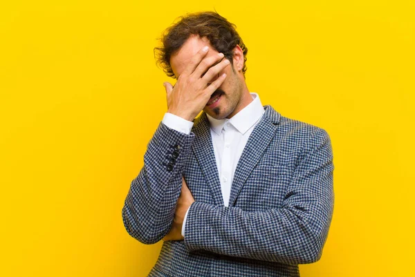 Ung Stilig Man Ser Stressad Skamsen Eller Upprörd Med Huvudvärk — Stockfoto