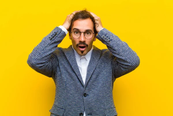 Joven Hombre Guapo Buscando Emocionado Sorprendido Con Boca Abierta Con — Foto de Stock