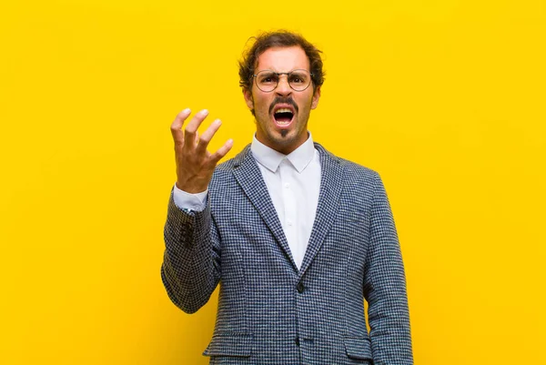 Jovem Bonito Homem Olhando Irritado Irritado Frustrado Gritando Que Está — Fotografia de Stock