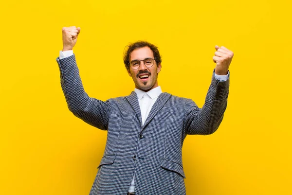 Joven Hombre Guapo Gritando Triunfalmente Pareciendo Emocionado Feliz Sorprendido Ganador —  Fotos de Stock