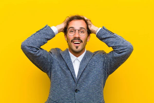 Jovem Bonito Homem Olhando Feliz Despreocupado Amigável Relaxado Desfrutando Vida — Fotografia de Stock