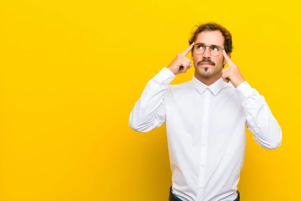 Ung Stilig Man Ser Koncentrerad Och Tänker Hårt Idé Föreställa — Stockfoto