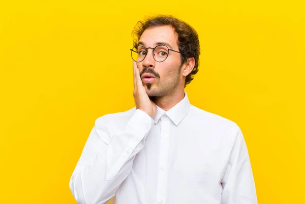 Giovane Uomo Bello Sensazione Scioccato Stupito Tenendo Faccia Faccia Con — Foto Stock