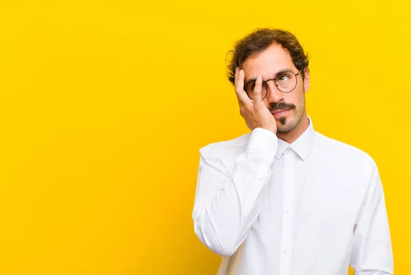 Joven Hombre Guapo Sentirse Aburrido Frustrado Soñoliento Después Una Tarea —  Fotos de Stock