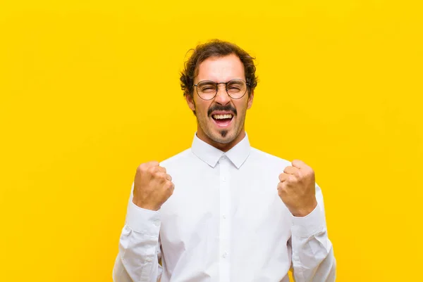 Ung Stilig Man Skriker Triumferande Skrattar Och Känner Sig Glad — Stockfoto