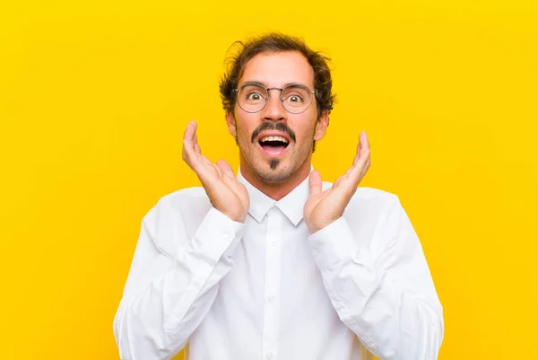 Junger Gutaussehender Mann Schockiert Und Aufgeregt Lachend Erstaunt Und Glücklich — Stockfoto