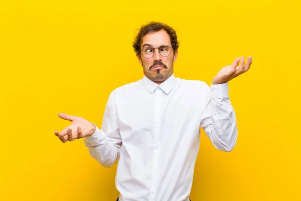 Junger Gutaussehender Mann Zuckt Mit Einem Stummen Verrückten Verwirrten Verwirrten — Stockfoto