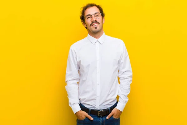 Joven Hombre Guapo Sonriendo Alegre Casualmente Con Una Expresión Positiva —  Fotos de Stock