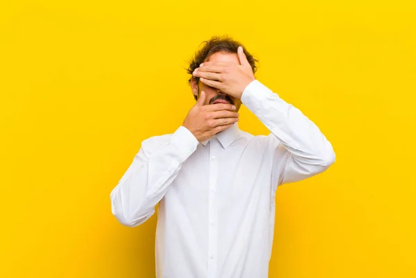 Jonge Knappe Man Bedekt Gezicht Met Beide Handen Zegt Nee — Stockfoto