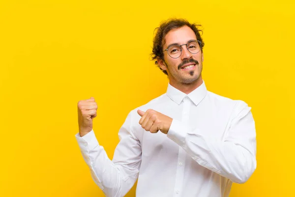 Jovem Bonito Homem Sorrindo Alegre Casualmente Apontando Para Copiar Espaço — Fotografia de Stock