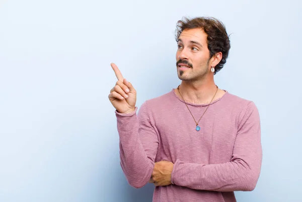 Joven Hombre Guapo Sonriendo Felizmente Mirando Hacia Los Lados Preguntándose —  Fotos de Stock