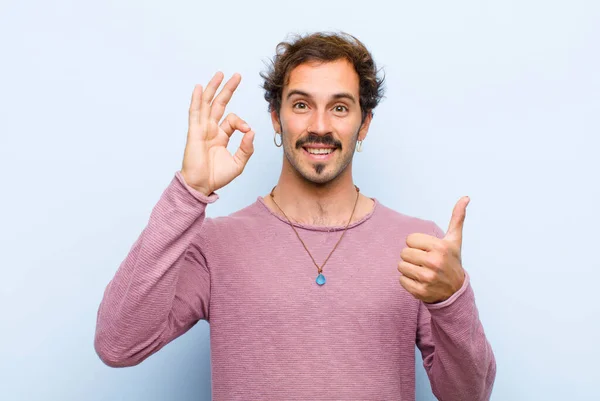 Joven Hombre Guapo Sentirse Feliz Sorprendido Satisfecho Sorprendido Mostrando Bien — Foto de Stock