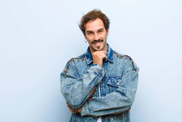 Joven Hombre Guapo Sonriendo Disfrutando Vida Sintiéndose Feliz Amistoso Satisfecho — Foto de Stock