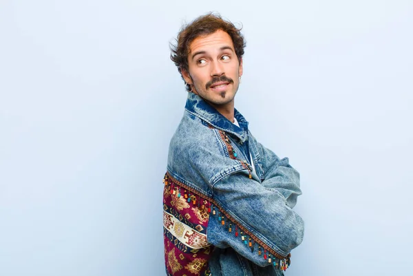 Jovem Bonito Homem Sorrindo Alegremente Sentindo Feliz Satisfeito Relaxado Com — Fotografia de Stock