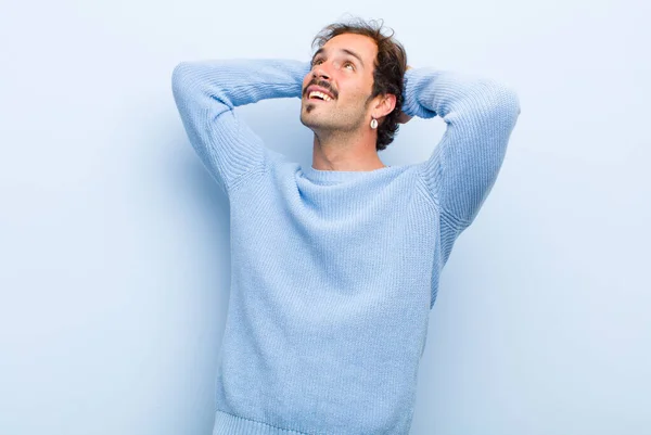 Joven Hombre Guapo Sonriendo Sintiéndose Relajado Satisfecho Despreocupado Riendo Positivamente —  Fotos de Stock