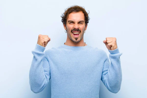 Mladý Pohledný Muž Cítí Šťastný Překvapený Hrdý Křičí Oslavuje Úspěch — Stock fotografie