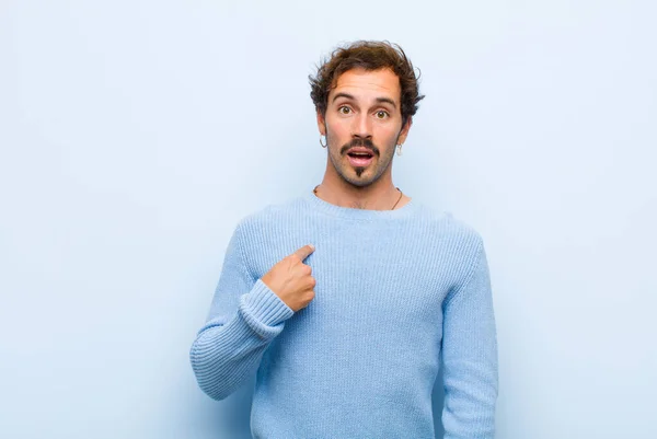 Joven Hombre Guapo Mirando Sorprendido Sorprendido Con Boca Abierta Apuntando — Foto de Stock