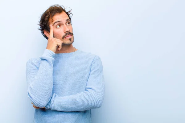 Jonge Knappe Man Met Een Geconcentreerde Blik Zich Afvragend Met — Stockfoto