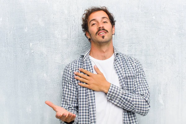 Jovem Homem Bonito Sentindo Feliz Apaixonado Sorrindo Com Uma Mão — Fotografia de Stock