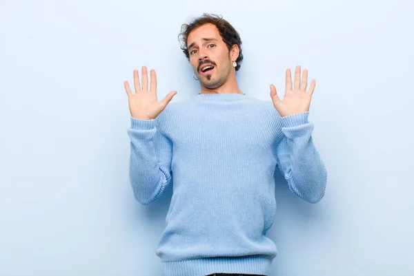 Junger Gutaussehender Mann Fühlt Sich Betäubt Und Verängstigt Hat Angst — Stockfoto