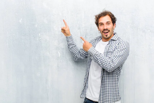 Jovem Homem Bonito Sentindo Alegre Surpreso Sorrindo Com Uma Expressão — Fotografia de Stock