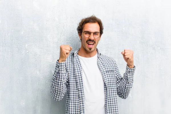 Joven Hombre Guapo Sentirse Feliz Positivo Exitoso Celebrando Victoria Logros —  Fotos de Stock