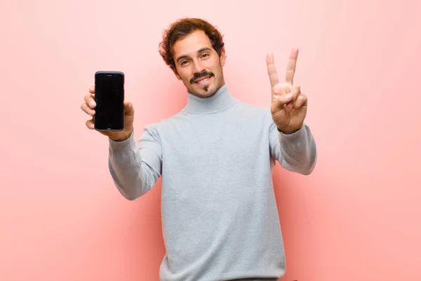 Jeune Homme Beau Avec Téléphone Intelligent Contre Mur Plat Rose — Photo