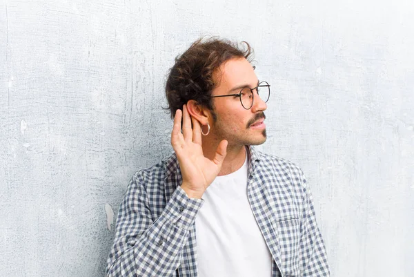 Mladý Pohledný Muž Který Vypadá Vážně Zvědavě Poslouchá Pokouší Zaslechnout — Stock fotografie