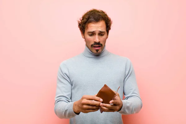 Joven Hombre Guapo Con Una Billetera Contra Pared Plana Rosa — Foto de Stock