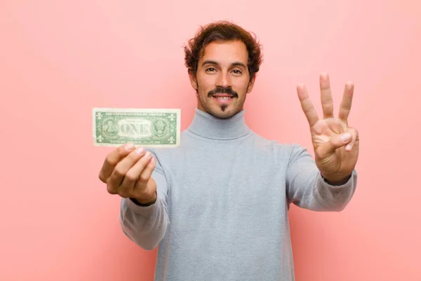 Mladý Pohledný Muž Dolarovými Bankovkami Proti Růžové Ploché Zdi — Stock fotografie