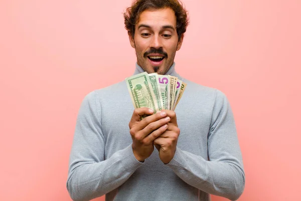 Joven Hombre Guapo Con Billetes Dólar Contra Pared Plana Rosa — Foto de Stock