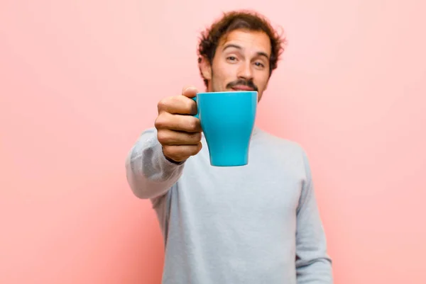 Jonge Knappe Man Met Een Kopje Koffie Tegen Roze Platte — Stockfoto