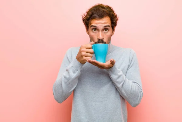 Jonge Knappe Man Met Een Kopje Koffie Tegen Roze Platte — Stockfoto