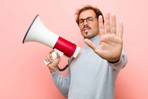 Jovem Homem Bonito Com Megafone Contra Parede Plana Rosa — Fotografia de Stock