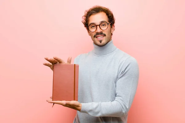 Jonge Knappe Man Met Een Notitieboek Tegen Roze Platte Muur — Stockfoto