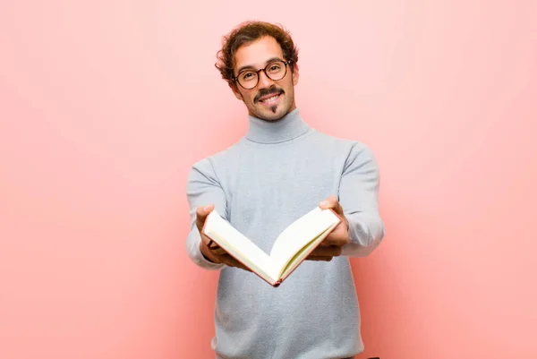 Jovem Homem Bonito Com Livro Notas Contra Parede Plana Rosa — Fotografia de Stock