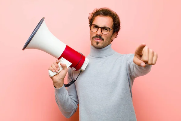 Jovem Homem Bonito Com Megafone Contra Parede Plana Rosa — Fotografia de Stock