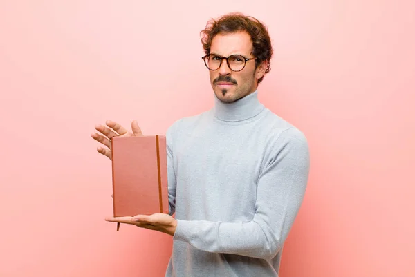Jovem Homem Bonito Com Livro Notas Contra Parede Plana Rosa — Fotografia de Stock